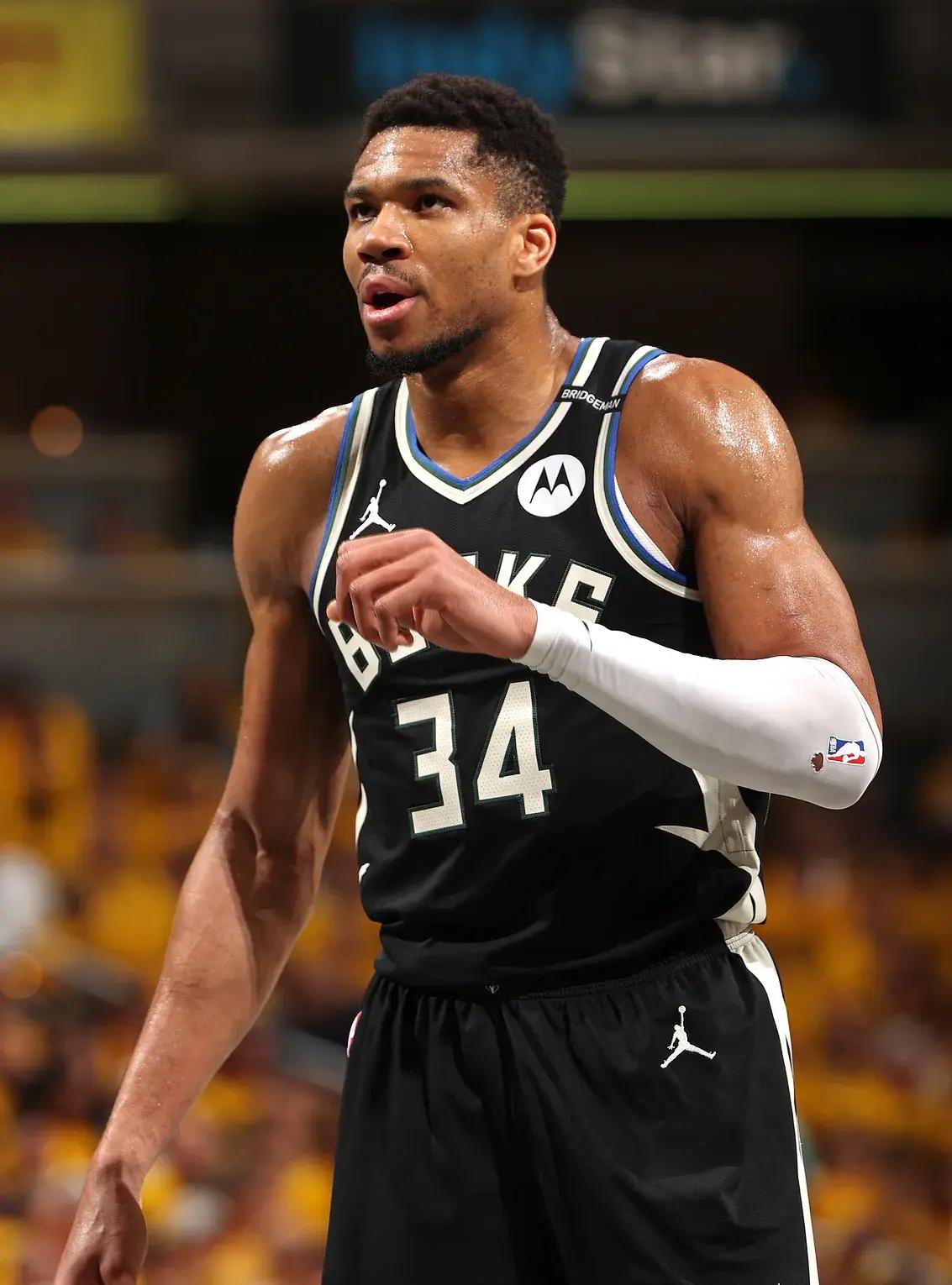 雄鹿战胜活塞，字母哥全面发威的简单介绍