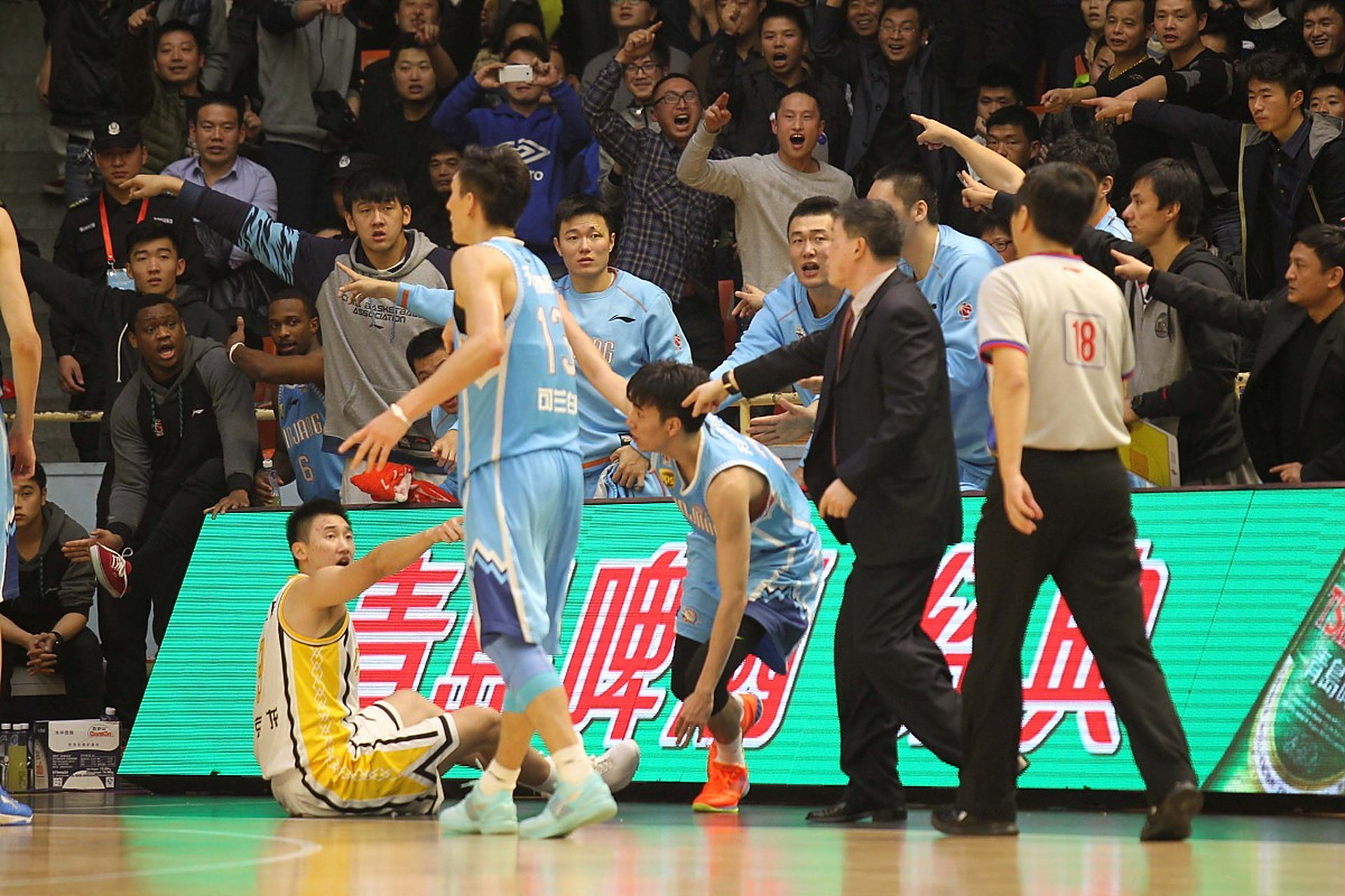 令人惊叹!中国男子篮球联赛夺冠