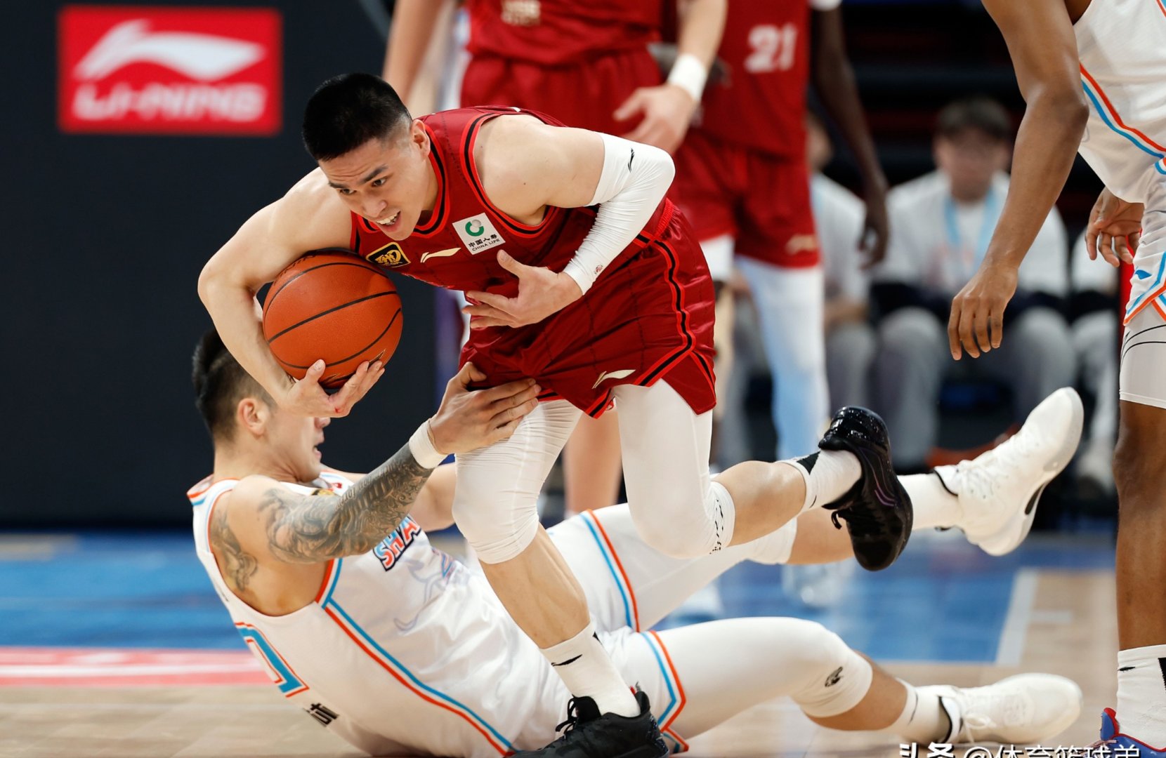 包含势均力敌,篮球赛场上的精彩表现引发热议的词条 包含势均力敌,篮球赛场上的精彩表现引发热议的词条