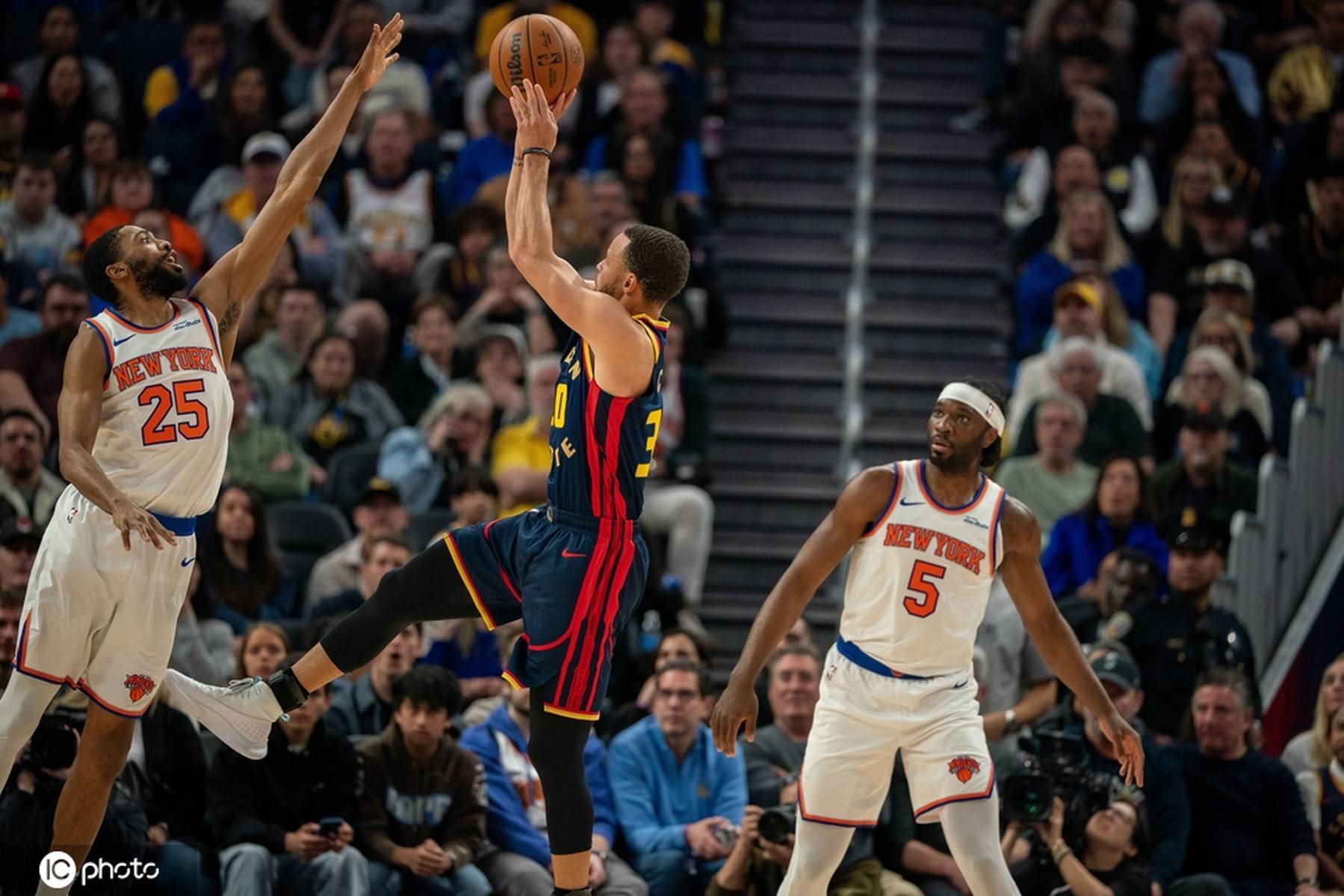 开云体育官方入口-勇士大胜尼克斯,库里砍下全场最高分的简单介绍