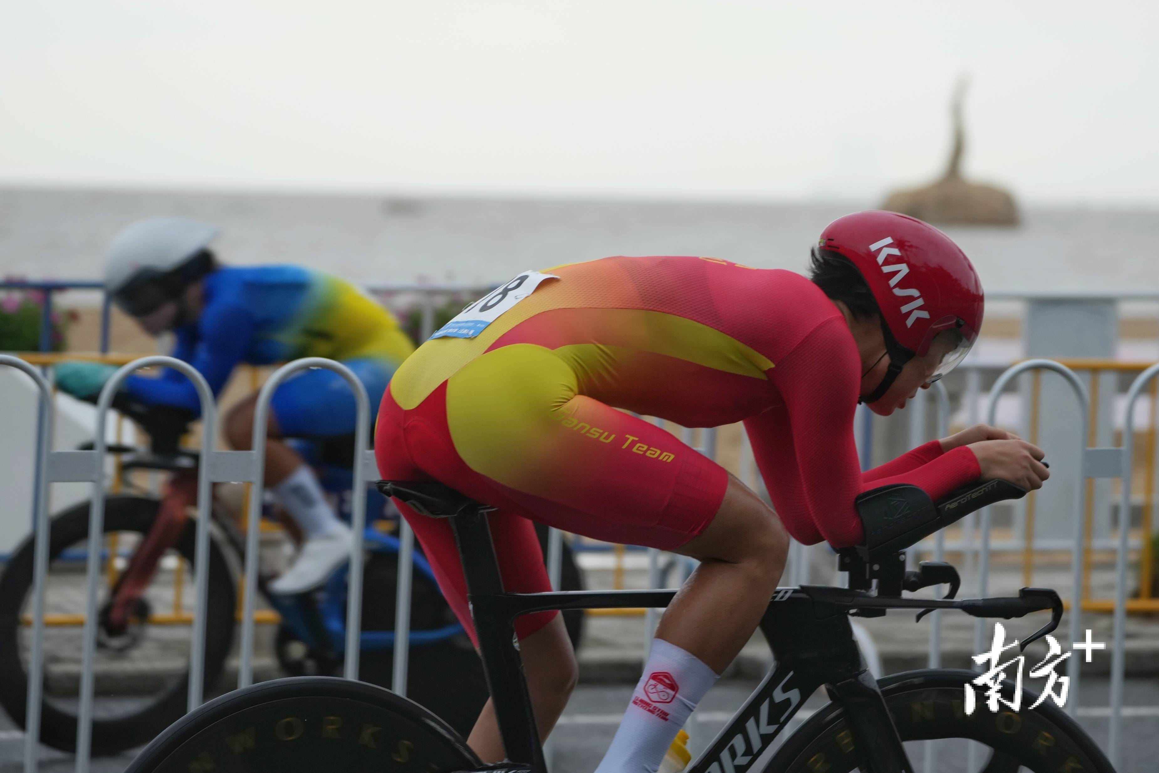 开云体育vip注册-自行车比赛选手速度惊人，瞬间超越