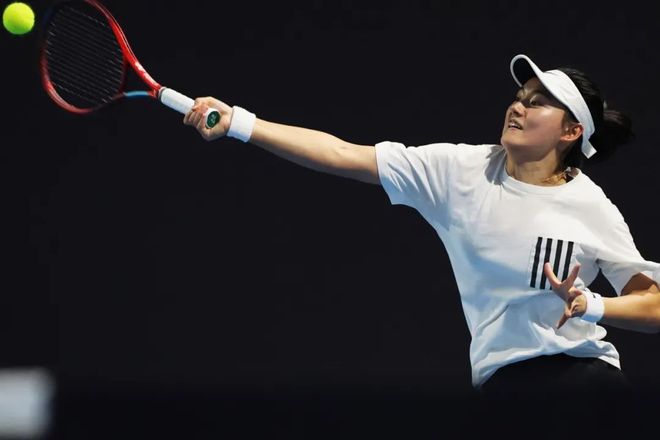 包含里昂球队稳扎稳打，取得关键胜利的词条