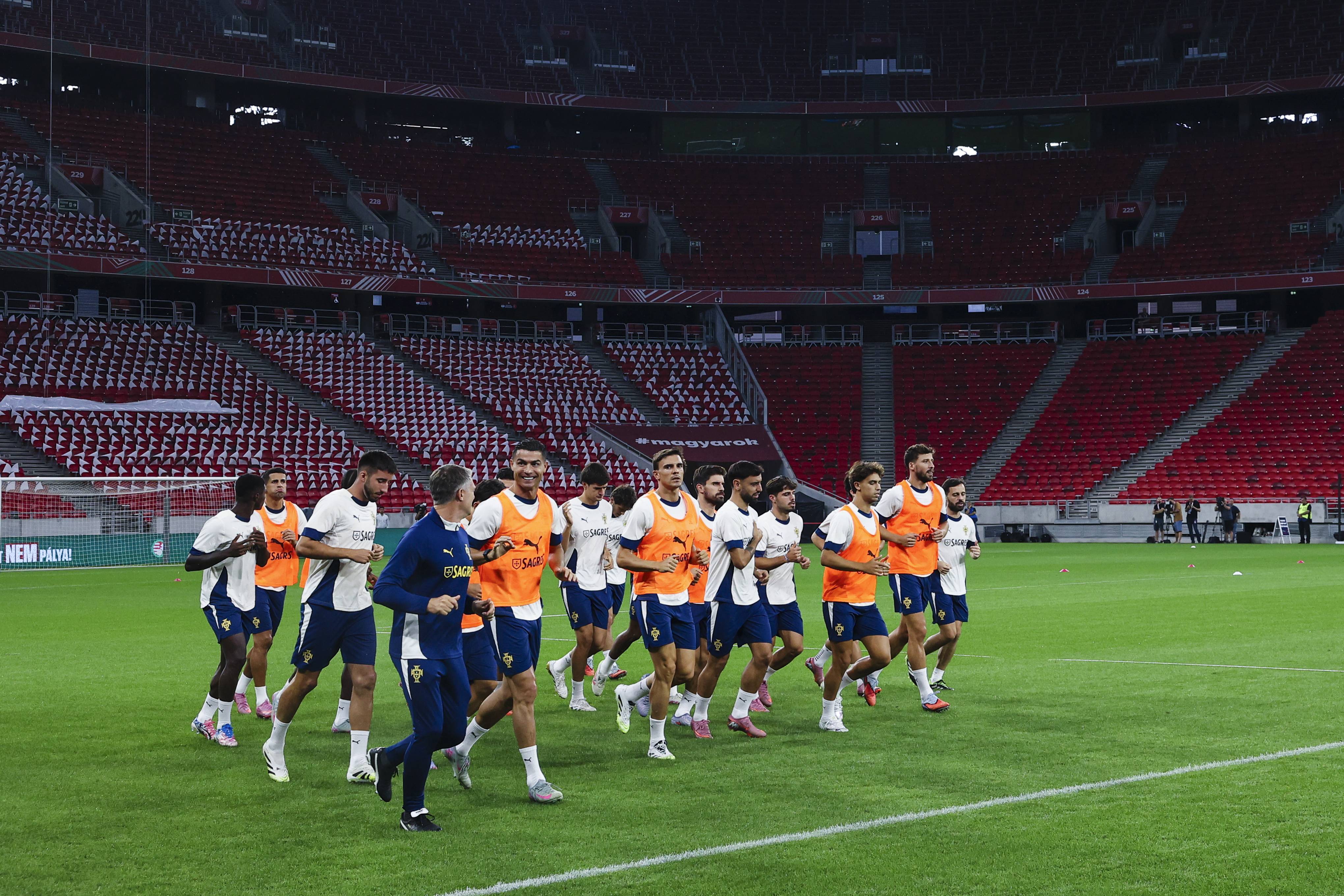 包含欧洲足球预选赛强强对决，胜者跻身决赛的词条