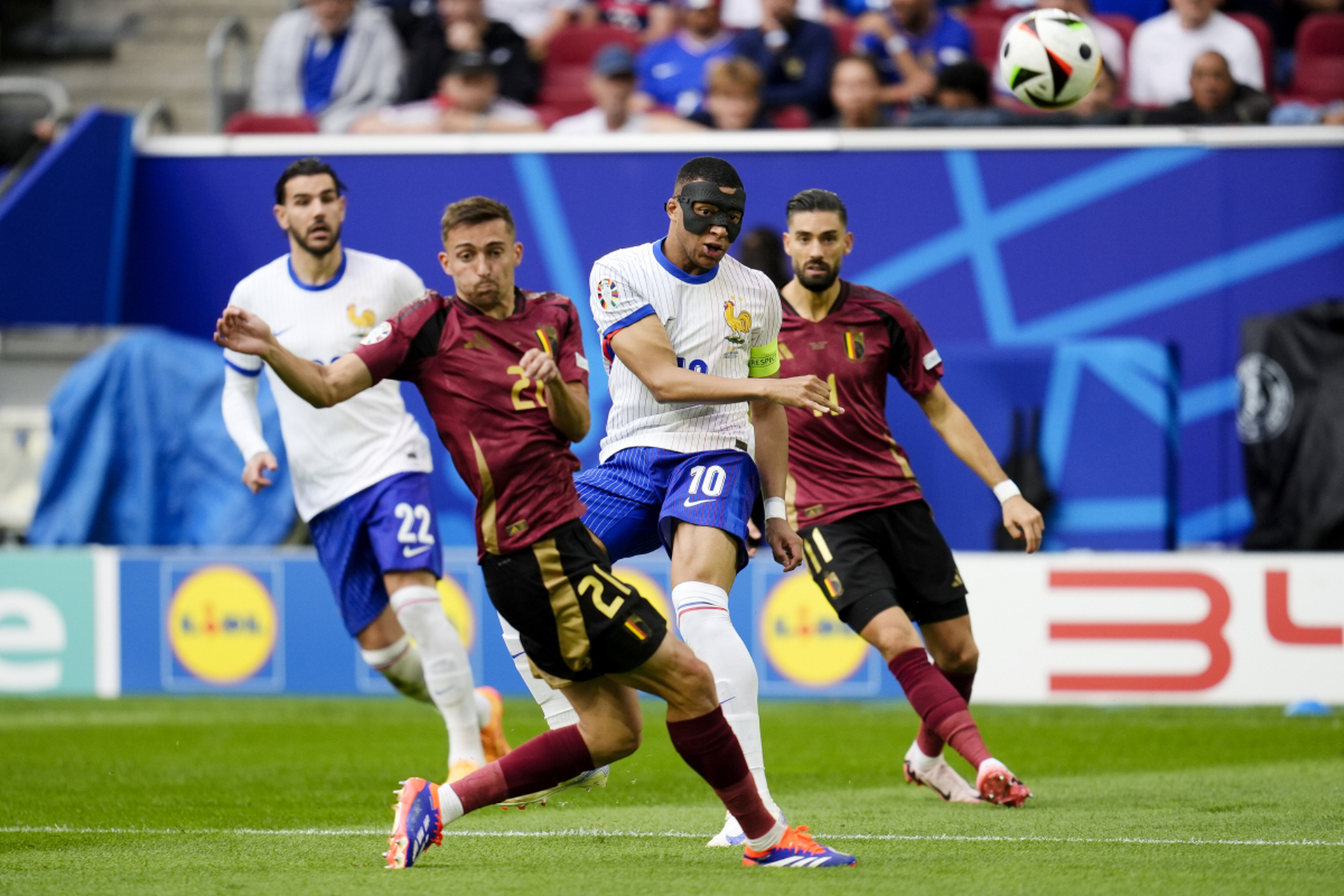 关于法国足球赛事精彩不断，联赛壮阔发展！的信息