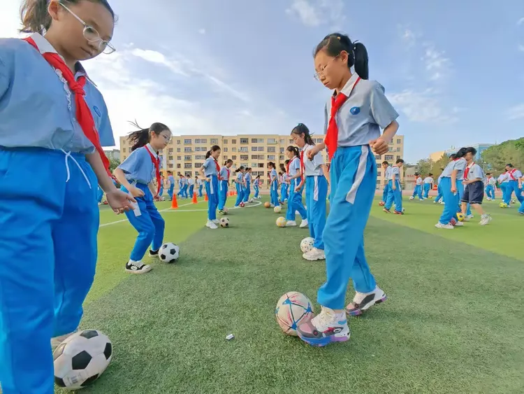 开云体育网页版登录入口-女子足球比赛激烈角逐，体现团队精神