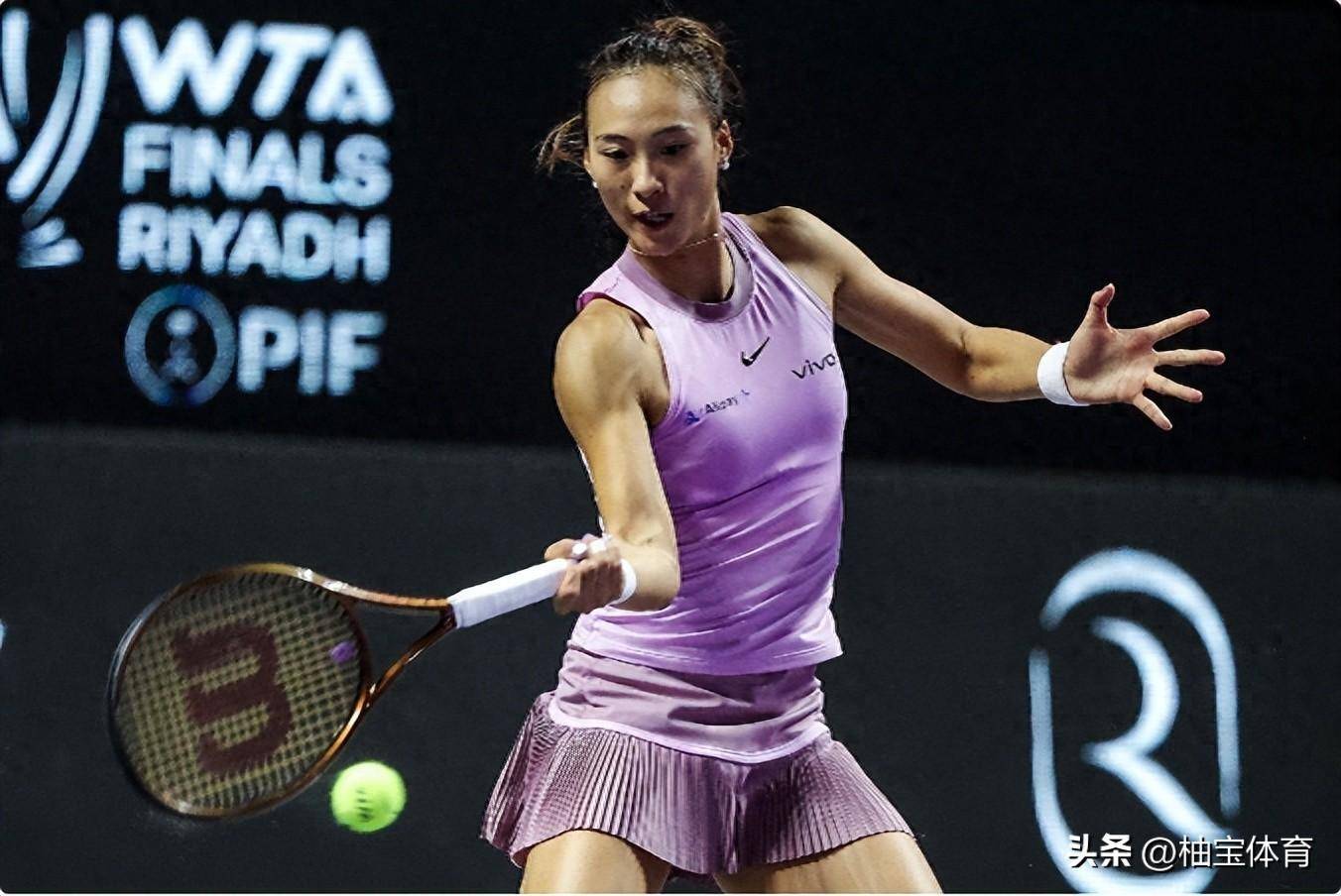 网球选手技术娴熟轻松获胜